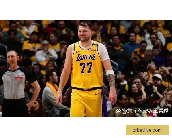 湖人首节大比分落后雷霆东契奇低迷里夫斯伤情引关注
